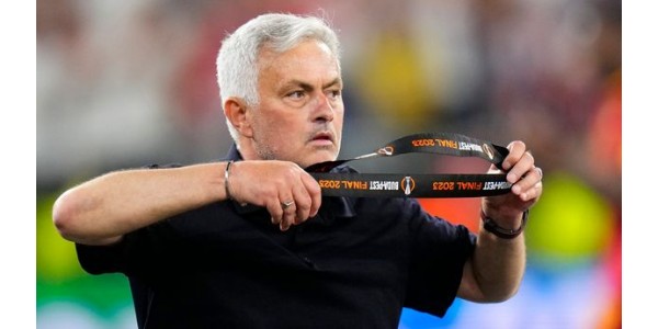 José Mourinho regrette de ne pas avoir pu mener l'AS Roma en UEFA Europa League José Mourinho regrette de ne pas avoir pu mener l'AS Roma en UEFA Europa League